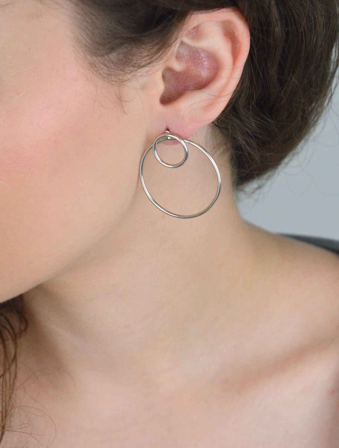 Eleganckie kolczyki damskie srebrne próby 925, kształt kółko w kółku o wymiarach 3,5 cm x 3,5 cm, waga 5,8 g, zapięcie na sztyft. Model K 0808.1.jpg